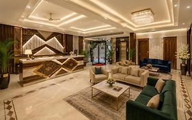 Hotel Star Villa City Centre Connaught Place - Airport Pick Up & Drop